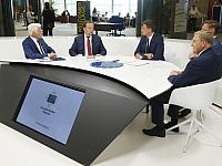 Dyskusja z udziałem byłego premiera, posła do PE Jerzego Buzka, marszałka województwa zachodniopomorskiego Olgierda Geblewicza, marszałka województwa podkarpackiego Władysława Ortyla i prezydenta Białegostoku Tadeusza Truskolaskiego.