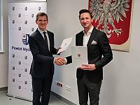 Marszałek województwa Olgierd Geblewicz (z prawej) oraz burmistrz Dariusz Zieliński zaprezentowali parafowany dokument przyznający pomoc UE na rewitalizację parku miejskiego przy ul. Gorzowskiej w Barlinku.