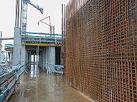 Można dostrzec już pierwsze elementy budynku. Do tego pół tysiąca pali wbitych w ziemię, oczyszczony teren, wykonane zbrojenia i pierwsze betonowanie fundamentów. Można dostrzec już pierwsze elementy budynku. Do tego pół tysiąca pali wbitych w ziemię, oczyszczony teren, wykonane zbrojenia i pierwsze betonowanie fundamentów.