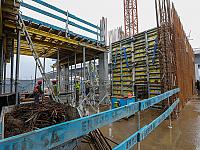 Można dostrzec już pierwsze elementy budynku. Do tego pół tysiąca pali wbitych w ziemię, oczyszczony teren, wykonane zbrojenia i pierwsze betonowanie fundamentów. Można dostrzec już pierwsze elementy budynku. Do tego pół tysiąca pali wbitych w ziemię, oczyszczony teren, wykonane zbrojenia i pierwsze betonowanie fundamentów.