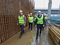 Można dostrzec już pierwsze elementy budynku. Do tego pół tysiąca pali wbitych w ziemię, oczyszczony teren, wykonane zbrojenia i pierwsze betonowanie fundamentów. Można dostrzec już pierwsze elementy budynku. Do tego pół tysiąca pali wbitych w ziemię, oczyszczony teren, wykonane zbrojenia i pierwsze betonowanie fundamentów.