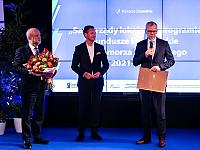 - Praca w samorządzie to służba, która nie jest łatwa, ale daje satysfakcję, ponieważ przynosi wyraźne korzyści dla gminy, regionu, województwa czy kraju. To działania, które bezpośrednio oddziałują na życie mieszkańców - napisano w liście do marszałka. - Praca w samorządzie to służba, która nie jest łatwa, ale daje satysfakcję, ponieważ przynosi wyraźne korzyści dla gminy, regionu, województwa czy kraju. To działania, które bezpośrednio oddziałują na życie mieszkańców - napisano w liście do marszałka.