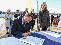 Zmieni oblicze szczecińskiej Łasztowni i zaznaczy związek z morzem Pomorza Zachodniego. Morskie Centrum Nauki w Szczecinie tworzy się! W poniedziałek 7 października odbyło się wmurowanie kamienia węgielnego pod budynek oraz podpisanie aktu erekcyjnego