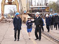 Marszałek Geblewicz obserwuje budowę sekcji promu w firmie Finomar.