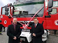 Wicemarszałek województwa Olgierd Kustosz (z lewej) wziął udział w uroczystym apelu z okazji przekazania stażakom-ochotnikom z Lipian nowego wozu ratowniczo-gaśniczego.