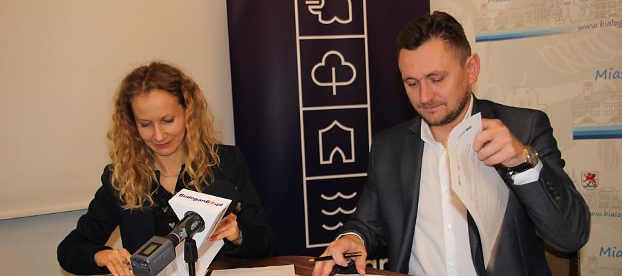 Wicemarszałek Tomasz Sobieraj podpisuje umowę wsparcia środkami RPO WZ 2014-2020