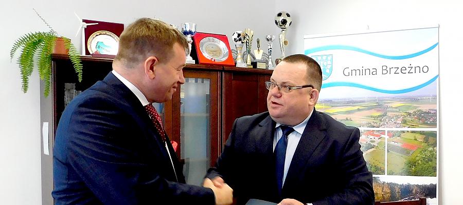 Wicemarszałek województwa Jarosław Rzepa (z lewej) pogratulował wójtowi Sławomirowi Korucowi pozyskania eurofunduszy przeznaczonych na rewitalizację przestrzeni publicznych,a dokładnie na budowę Centrum Kultury w Brzeżnie - fot. Urząd Gminy w Brzeżnie. 
