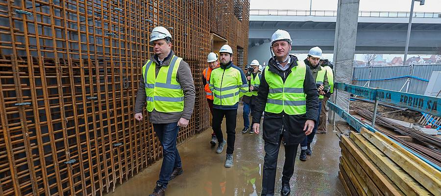 Można dostrzec już pierwsze elementy budynku. Do tego pół tysiąca pali wbitych w ziemię, oczyszczony teren, wykonane zbrojenia i pierwsze betonowanie fundamentów. Można dostrzec już pierwsze elementy budynku. Do tego pół tysiąca pali wbitych w ziemię, oczyszczony teren, wykonane zbrojenia i pierwsze betonowanie fundamentów.