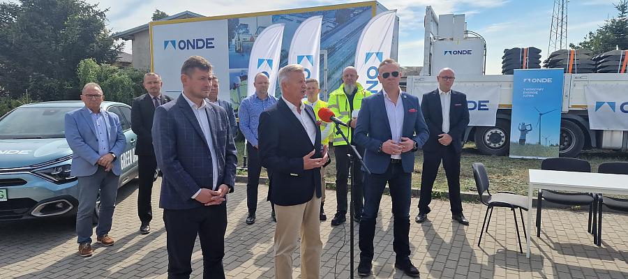 - Przebudowa DW 152 to kolejna duża inwestycja drogowa w powiecie świdwińskim - podkreśla Stanisław Wziątek, Członek Zarządu Województwa Zachodniopomorskiego. - Przebudowa DW 152 to kolejna duża inwestycja drogowa w powiecie świdwińskim - podkreśla Stanisław Wziątek, Członek Zarządu Województwa Zachodniopomorskiego.