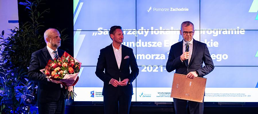 - Praca w samorządzie to służba, która nie jest łatwa, ale daje satysfakcję, ponieważ przynosi wyraźne korzyści dla gminy, regionu, województwa czy kraju. To działania, które bezpośrednio oddziałują na życie mieszkańców - napisano w liście do marszałka. - Praca w samorządzie to służba, która nie jest łatwa, ale daje satysfakcję, ponieważ przynosi wyraźne korzyści dla gminy, regionu, województwa czy kraju. To działania, które bezpośrednio oddziałują na życie mieszkańców - napisano w liście do marszałka.