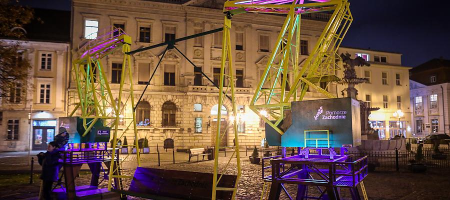 Huśtawka na replikach dźwigozaurów w środę (3 listopada) wróciła na Pomorze Zachodnie. Na szczecińskim Placu Orła będzie co najmniej do końca stycznia 2022 r.