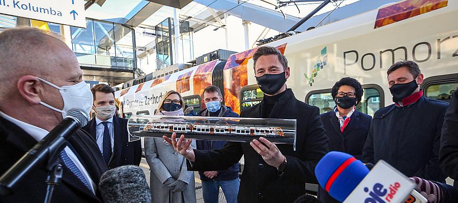 Marszałek województwa Olgierd Geblewicz i prezes Newagu Zbigniew Konieczek tuż przed pierwszym kursem bursztynowej hybrydy ze Szczecina do Kołobrzegu