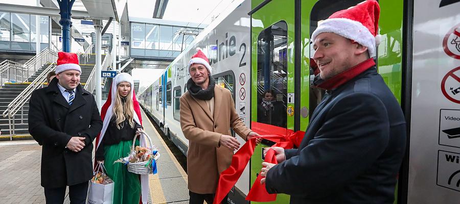 Marszałek Olgierd Geblewicz i wicemarszałek Tomasz Sobieraj symbolicznie rozpakowali prezenty dla pasażerów - nowoczesne pociągi hybrydowe. Marszałek Olgierd Geblewicz i wicemarszałek Tomasz Sobieraj symbolicznie rozpakowali prezenty dla pasażerów - nowoczesne pociągi hybrydowe.