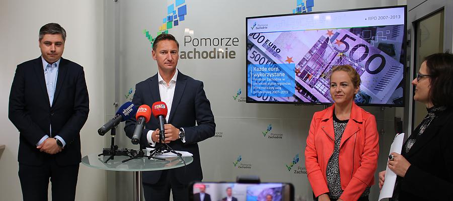 Fot. Od lewej Marcin Szmyt - dyrektor Wydziału Zarządzania Strategicznego, Olgierd Geblewicz - Marszałek Województwa Zachodniopomorskiego, Agnieszka Dębicka - zastępca dyrektora Wydziału Wdrażania RPO, Gabriela Wiatr - rzecznik prasowy.