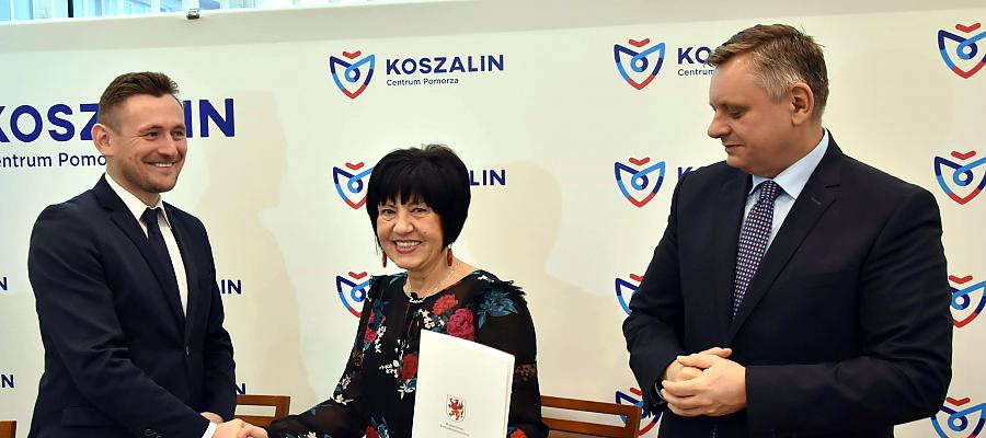 Tomasz Sobieraj podpisał z gminą Świeszyno umowę przyznającą wsparcie z RPO WZ na budowę ponad 5 km tras rowerowych.