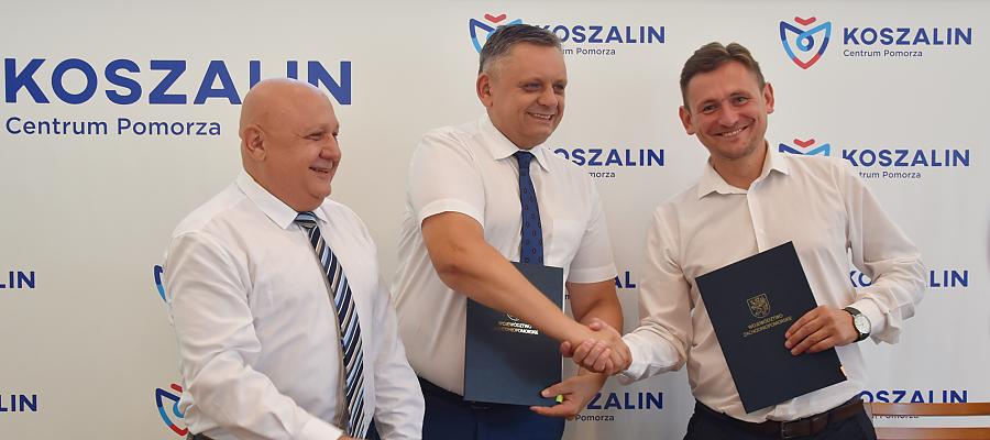 Na zdjęciu od lewej: senator Piotr Zientarski, prezydent Piotr Jedliński i wicemarszałek Tomasz Sobieraj