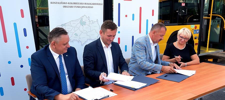 Na zdjęciu: Wicemarszałek województwa Tomasz Sobieraj (drugi z lewej) oraz prezes koszalińskiego MZK Andrzej Bacławski (drugi z prawej) podpisują umowę