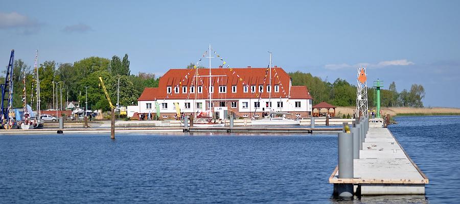 Marina w Trzebieży po remoncie to np. całkowicie odnowiony obiekt hotelowy i administracyjny.
