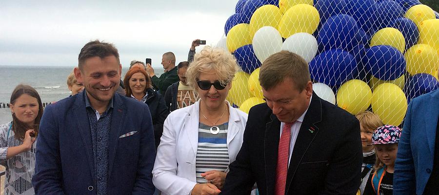 Wicemarszałkowie województwa: Jarosław Rzepa (drugi z prawej) oraz Tomasz Sobieraj (pierwszy z lewej) wzięli udział w otwarciu promenady przyjaźni w Mielnie.