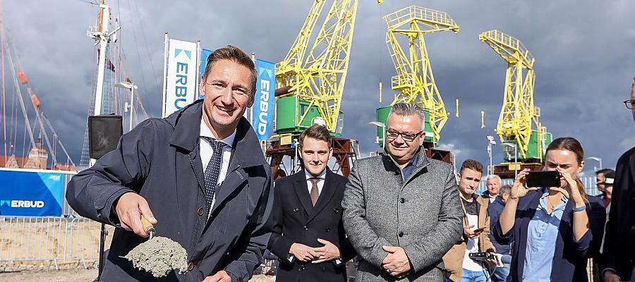 Zmieni oblicze szczecińskiej Łasztowni i zaznaczy związek z morzem Pomorza Zachodniego. Morskie Centrum Nauki w Szczecinie tworzy się! W poniedziałek 7 października odbyło się wmurowanie kamienia węgielnego pod budynek oraz podpisanie aktu erekcyjnego