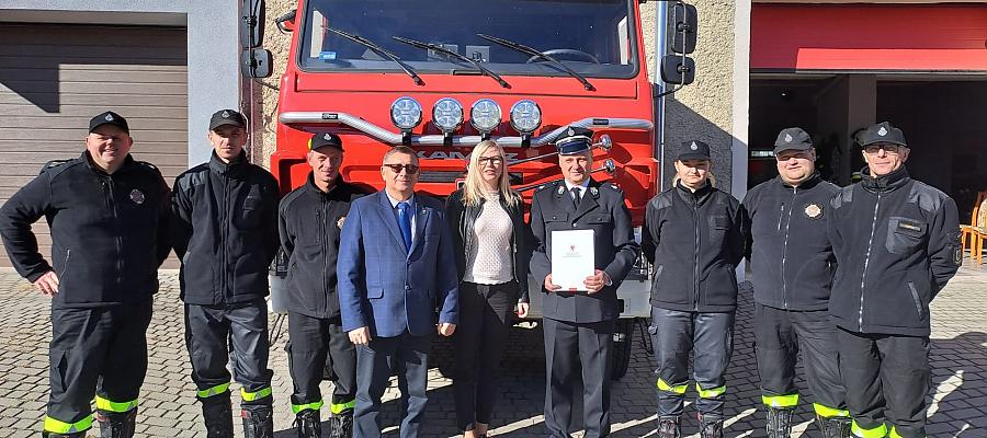 Ochotnicza Straż Pożarna w Drawnie z umową Ochotnicza Straż Pożarna w Drawnie z umową