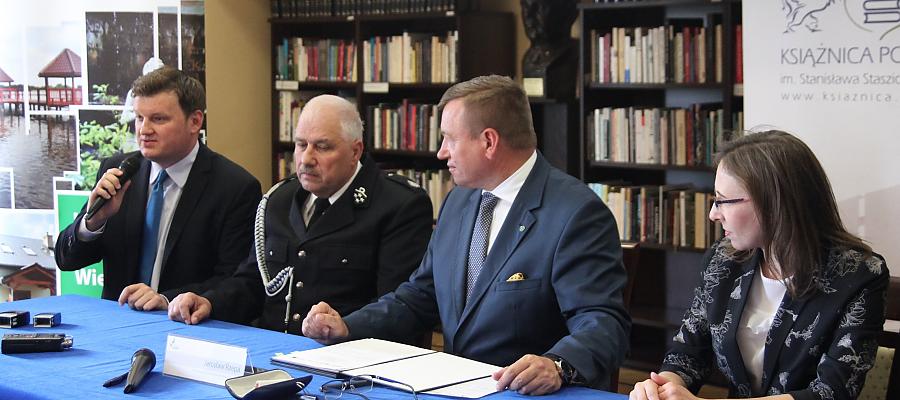 Od lewej: burmistrz Lipian Bartłomiej Królikowski, prezes Ochotniczej Straży Pożarnej w Lipianach Zygmunt Ziajka – Prezes Ochotniczej Straży Pożarnej w Lipianach, wicemarszałek województwa Jarosław Rzepa oraz wicestarosta pyrzycki Ewa Gąsiorowska-Nawój.