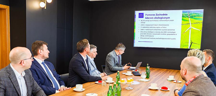 W piątek, 6 maja 2022 r. marszałek województwa Olgierd Geblewicz, wicemarszałek Tomasz Sobieraj oraz radni Artur Wezgraj i Rafał Rosiński rozmawiali z władzami Politechniki Koszalińskiej o planach na najbliższe lata W piątek, 6 maja 2022 r. marszałek województwa Olgierd Geblewicz, wicemarszałek Tomasz Sobieraj oraz radni Artur Wezgraj i Rafał Rosiński rozmawiali z władzami Politechniki Koszalińskiej o planach na najbliższe lata