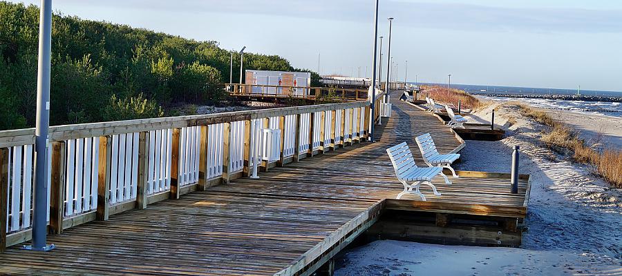 Będzie nową atrakcją turystyczną i miejscem, które pokochają mieszkańcy. Promenada Zachodnia w Dziwnowie, czyli prawie 600-metrowy odcinek do nadmorskich spacerów jest już oficjalnie otwarta. Fot. Urząd Miasta w Dziwnow