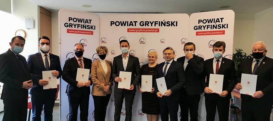 W piątek, 18 lutego br. marszałek Olgierd Geblewicz spotkał się przedstawicielami JST z terenu powiatu gryfińskiego. Podpisano list intencyjny. Ma powstać wspólna strategia rozwoju. W piątek, 18 lutego br. marszałek Olgierd Geblewicz spotkał się przedstawicielami JST z terenu powiatu gryfińskiego. Podpisano list intencyjny. Ma powstać wspólna strategia rozwoju.