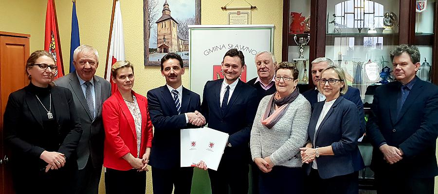 Wicemarszałek województwa Tomasz Sobieraj oraz wójt Sławna Ryszard Stachowiak parafowali dwie umowy obejmujące w gminie prace rewitalizacyjne i termomodernizacyjne.