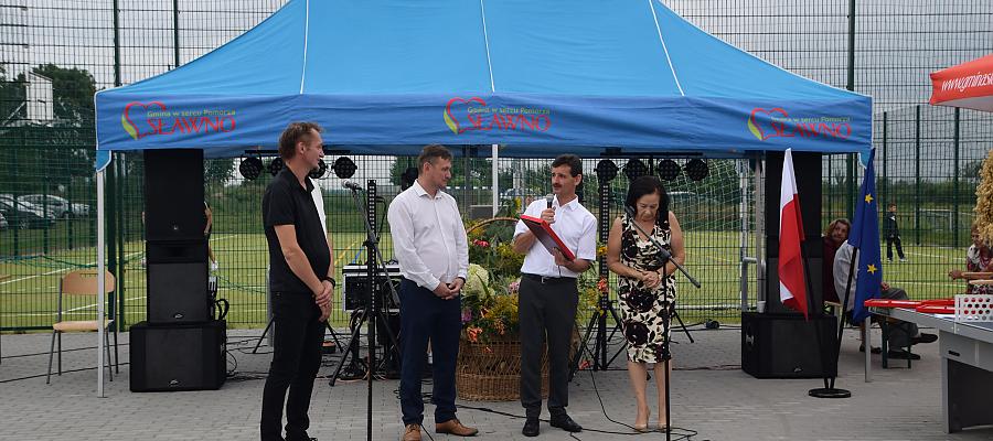 Wicemarszałek województwa Tomasz Sobieraj (drugi z lewej) uczestniczył w Noskowie koło Sławna w uroczystym zakończeniu projektu rewitalizacyjnego wspieranego środkami unijnymi - fot. Urząd Gminy Sławno. Wicemarszałek województwa Tomasz Sobieraj (drugi z lewej) uczestniczył w Noskowie koło Sławna w uroczystym zakończeniu projektu rewitalizacyjnego wspieranego środkami unijnymi - fot. Urząd Gminy Sławno.