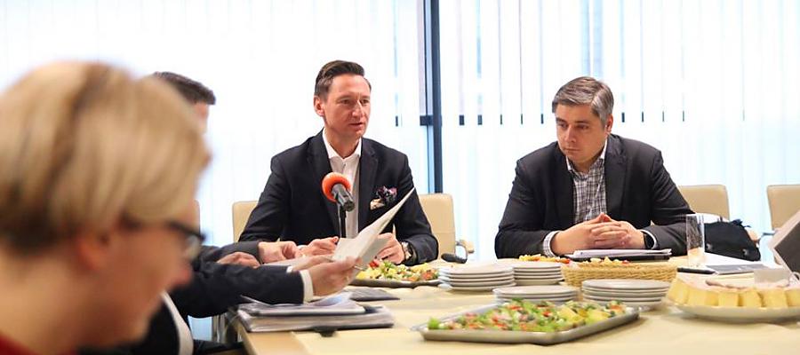 Marszałek Olgierd Geblewicz i dyrektor WZS Marcin Szmyt prezentują najważniejsze dane. 