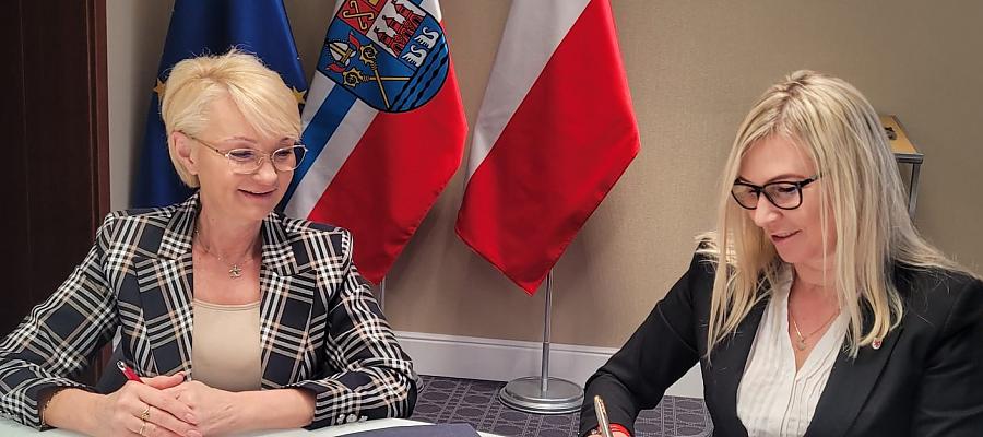 Członkini Zarządu Województwa Anna Bańkowska (z prawej) oraz prezydent Kołobrzegu Anna Mieczkowska podpisały umowę gwarantująca unijne wsparcie na przebudowę ulicy Spacerowej w Kołobrzegu. Członkini Zarządu Województwa Anna Bańkowska (z prawej) oraz prezydent Kołobrzegu Anna Mieczkowska podpisały umowę gwarantująca unijne wsparcie na przebudowę ulicy Spacerowej w Kołobrzegu.
