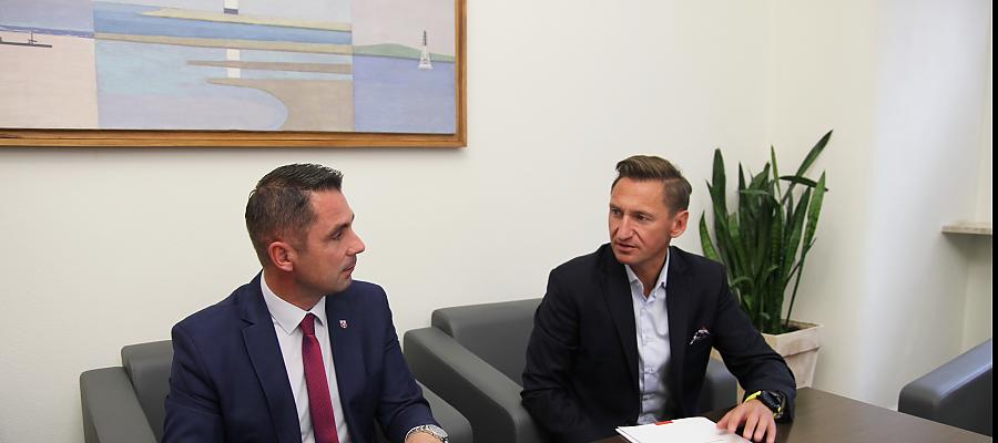 na zdjęciu: Marszałek Województwa Zachodniopomorskiego Olgierd Geblewicz i burmistrz Trzcińska-Zdroju Bartłomiej Wróbel.