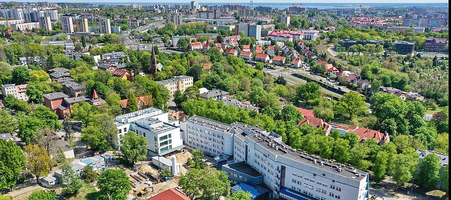 Dodatkowe wynagrodzenie otrzyma personel zatrudniony w jednostkach wskazanych w „Wykazie podmiotów udzielających świadczeń opieki zdrowotnej, w tym transportu sanitarnego, w związku z przeciwdziałaniem COVID-19 na terenie województwa zachodniopomorskiego”. Znajduje się w nim 25 placówek. Dodatkowe wynagrodzenie otrzyma personel zatrudniony w jednostkach wskazanych w „Wykazie podmiotów udzielających świadczeń opieki zdrowotnej, w tym transportu sanitarnego, w związku z przeciwdziałaniem COVID-19 na terenie województwa zachodniopomorskiego”. Znajduje się w nim 25 placówek.