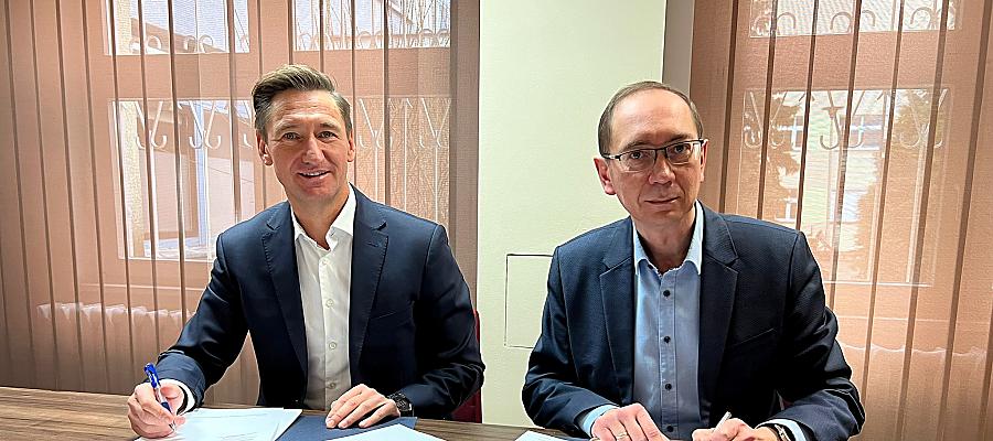 Marszałek województwa Olgierd Geblewicz (z lewej) oraz dyrektor placówki Łukasz Tyszler podpisali umowę gwarantującą 13 mln zł dla Szpitala „Zdroje” Marszałek województwa Olgierd Geblewicz (z lewej) oraz dyrektor placówki Łukasz Tyszler podpisali umowę gwarantującą 13 mln zł dla Szpitala „Zdroje”