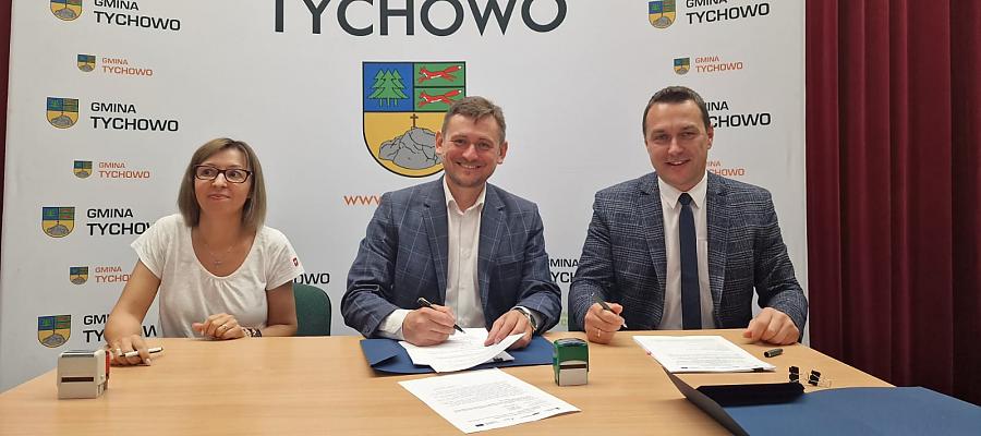 Wicemarszałek województwa Tomasz Sobieraj (w środku), burmistrz Tychowa Robert Falana i skarbnik gminy Żaneta Zienkiewicz-Osiecka podczas uroczystego podpisania umowy na dofinansowanie budowy drogi rowerowej.