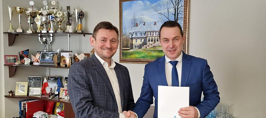 Mieszkańcy gminy Tychowo będą mogli starać się o granty w wysokości 25 tys. zł lub 50 tys. zł na termomodernizację. To efekt podpisanej dziś umowy! Mieszkańcy gminy Tychowo będą mogli starać się o granty w wysokości 25 tys. zł lub 50 tys. zł na termomodernizację. To efekt podpisanej dziś umowy!