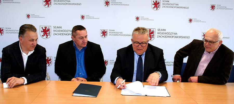 Członek Zarządu Województwa Janusz Gromek (drugi z prawej) oraz przedstawiciele Grupy Producentów Owoców i Warzyw Pomorze podpisali umowę przyznającej unijne wsparcie rewitalizacji budynku dawnego PGR w Żabinie koło Wierzchowa na hotel.