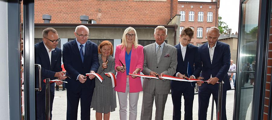 W uroczystym otwarciu i przecięciu wstęgi uczestniczyli członkowie Zarządu Województwa Zachodniopomorskiego Anna Bańkowska i Stanisław Wziątek. W uroczystym otwarciu i przecięciu wstęgi uczestniczyli członkowie Zarządu Województwa Zachodniopomorskiego Anna Bańkowska i Stanisław Wziątek.