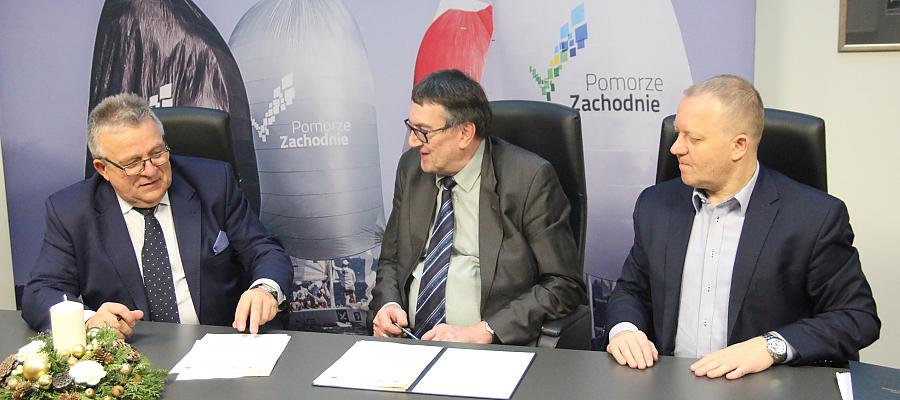 Na zdjęciu (od lewej): Członek Zarządu Województwa Zachodniopomorskiego Janusz Gromek, przewodniczący Związku Miast i Gmin Pojezierza Drawskiego Waldemar Włodarczyk oraz zastępca dyrektora Wydziału Wdrażania Działań Środowiskowych RPO Cezary Szeliga.