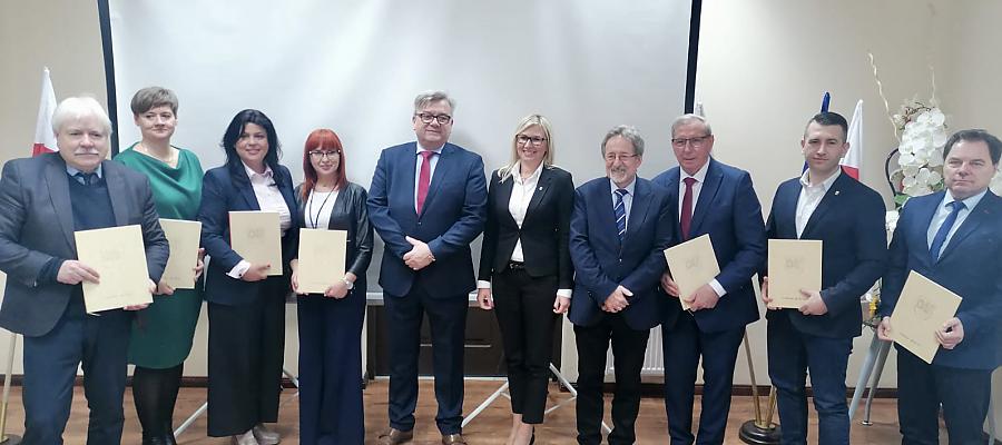 We wtorek, 28 lutego 2023 r. sformalizowało się Partnerstwo Powiatu Gryfickiego. Włodarze JST podpisali dokument, który określa zasady współpracy pomiędzy: Powiatem Gryfickim, Gminą Gryfice, Gminą Płoty, Gminą Trzebiatów, Gminą Brojce, Gminą Karnice oraz Gminą Rewal. Na spotkaniu obecna była członkini Zarządu Województwa Zachodniopomorskiego Anna Bańkowska oraz poseł Artur Łącki. We wtorek, 28 lutego 2023 r. sformalizowało się Partnerstwo Powiatu Gryfickiego. Włodarze JST podpisali dokument, który określa zasady współpracy pomiędzy: Powiatem Gryfickim, Gminą Gryfice, Gminą Płoty, Gminą Trzebiatów, Gminą Brojce, Gminą Karnice oraz Gminą Rewal. Na spotkaniu obecna była członkini Zarządu Województwa Zachodniopomorskiego Anna Bańkowska oraz poseł Artur Łącki.