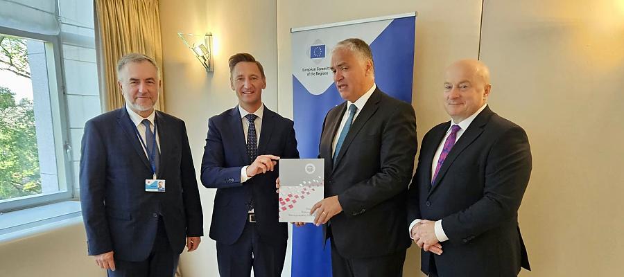 Zachodniopomorski marszałek Olgierd Geblewicz (drugi z lewej) w imieniu ZWRP przekazał na ręce szefa EKR stanowiska ws. Polityki Spójności UE post-2027.
